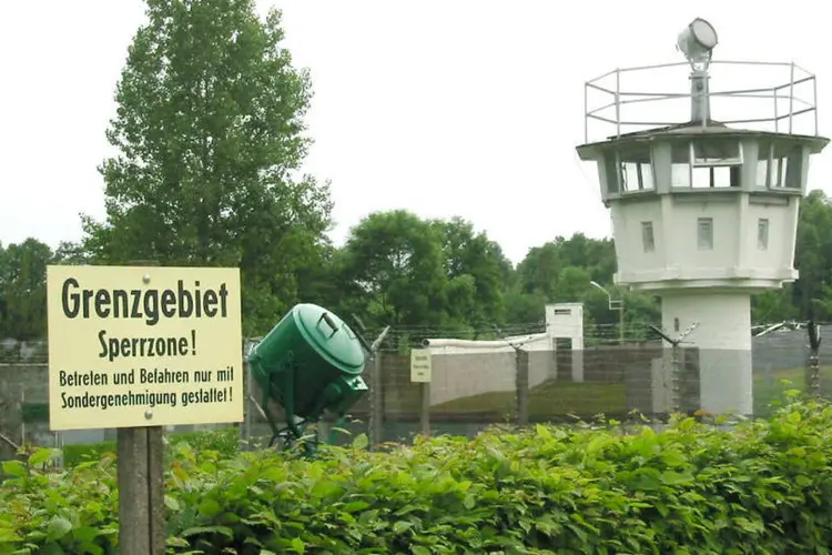 
	M&ouml;dlareuth, na Alemanha: vilarejo fica na fronteira entre os estados da Tur&iacute;ngia e a Baviera, a mais de 300 quil&ocirc;metros de Berlim
 (Wikimedia Commons)