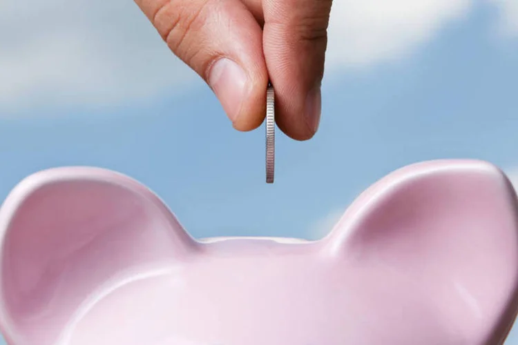 Moeda e cofre de porquinho (Nastco/Thinkstock)