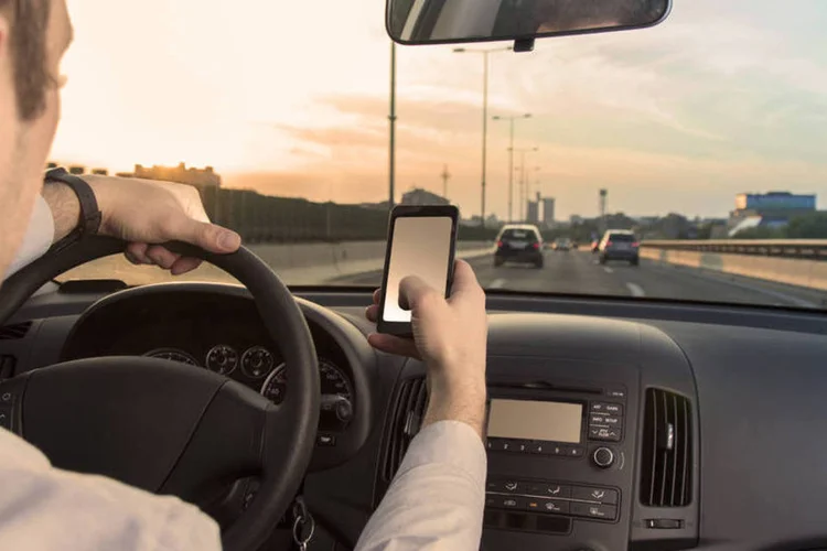 
	Multas: pela legisla&ccedil;&atilde;o federal de tr&acirc;nsito, o uso de celular s&oacute; &eacute; poss&iacute;vel quando o ve&iacute;culo estiver estacionado
 (Thinkstock/Zoff-photo/Thinkstock)