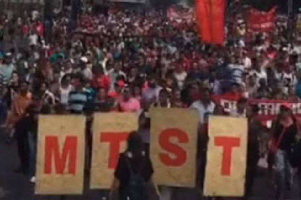 MTST faz protesto na Avenida Paulista por moradia