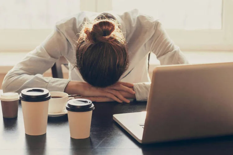 Mulher diante do computador: parece clichê, mas a dica mais importante para se concluir um curso online é ter disciplina