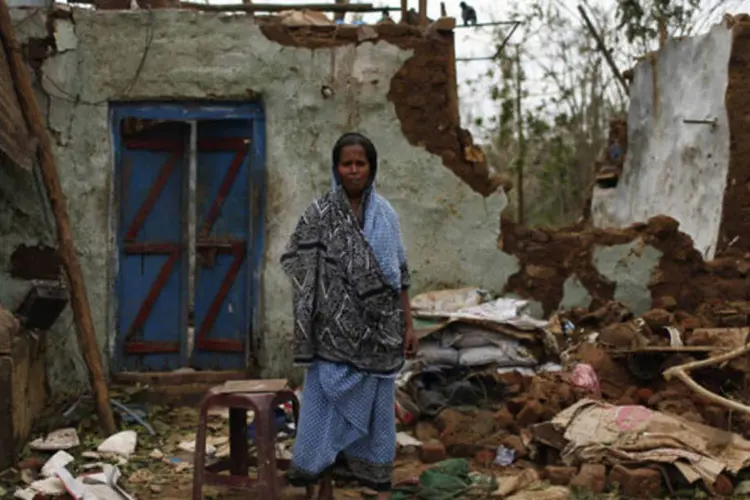 Uma mulher olha destroços da sua casa após passagem de ciclone no estado de Odisha: meio milhão pode ficar desabrigados (REUTERS/Ahmad Masood)