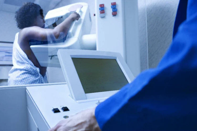 
	Mamografia: dos doze mam&oacute;grafos existentes nos hospitais p&uacute;blicos de Bras&iacute;lia, apenas quatro est&atilde;o funcionando
 (Jupiterimages/Thinkstock)