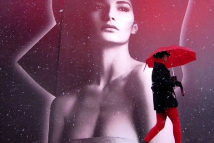 Na Broadway, em Nova York uma mulher caminha (REUTERS/Gary Hershorn)