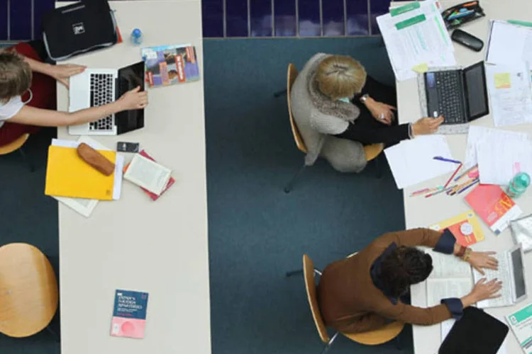 Mulheres estudando e usando notebook