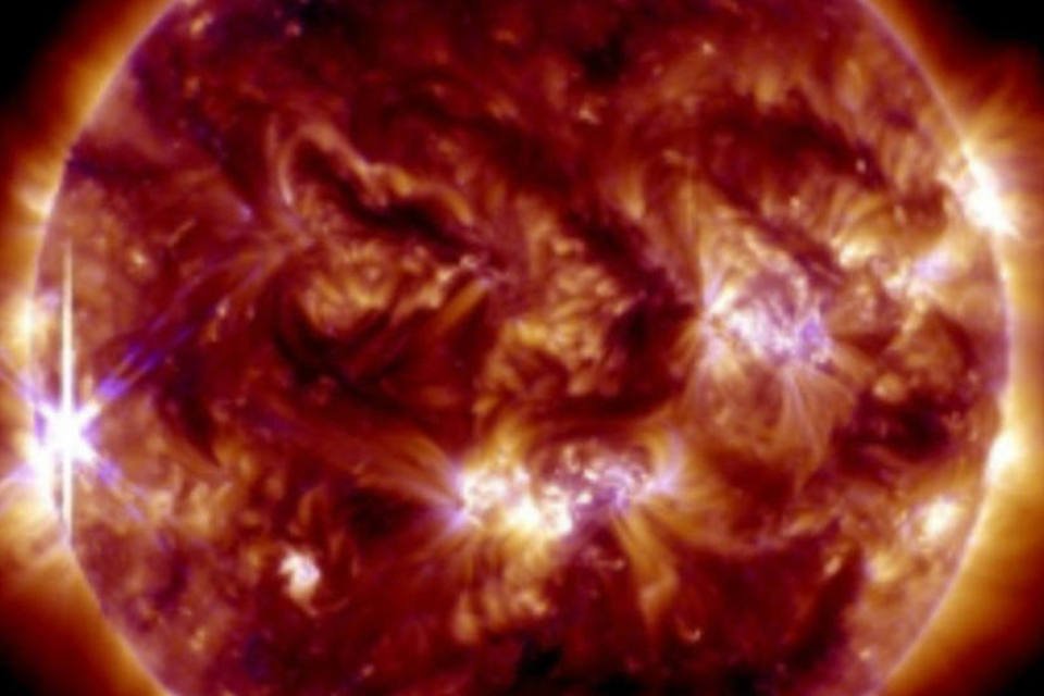 NASA registra forte labareda solar