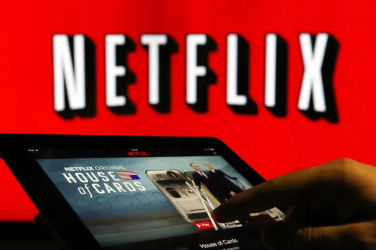 Pessoa usa aplicativo do Netflix em tablet para ver House of Cards, dia 5/01/2016 (Chris Ratcliffe/Bloomberg)