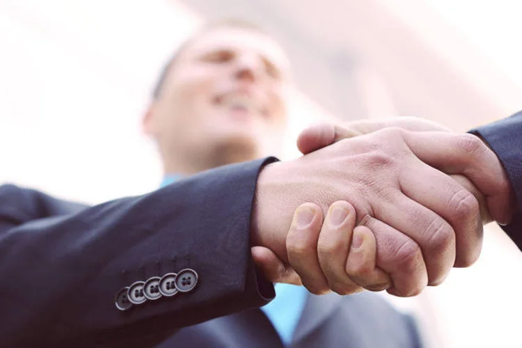 Networking: convencer possíveis colegas de que você seria um grande colaborador significa ser autêntico (Zurijeta/Thinkstock)