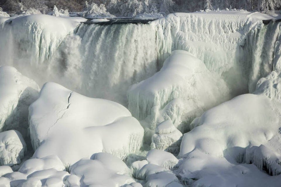 Frio extremo congela as Cataratas do Niágara; veja imagens