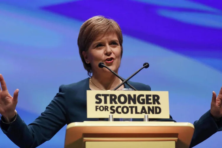 
	Nicola Sturgeon: a premi&ecirc; tamb&eacute;m se dirigiu &agrave; primeira-ministra brit&acirc;nica, a tory Theresa May
 (Russell Cheyne/Reuters)