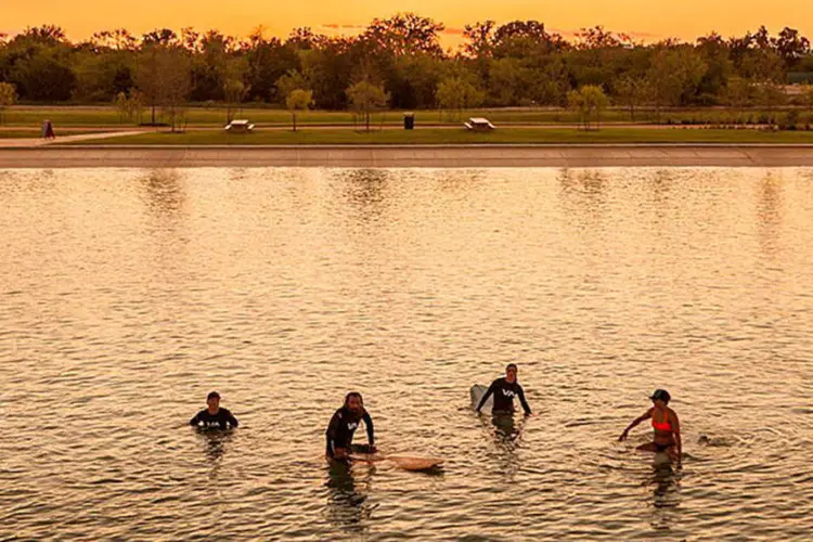 NLand Surf Park: parque foi construído em um lago artificial feito com água da chuva 