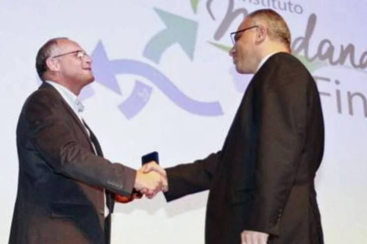 
	Jos&eacute; Mariano Beltrame cumprimentando Roberto S&aacute;: o novo secret&aacute;rio foi instrutor do Batalh&atilde;o de Opera&ccedil;&otilde;es Especiais entre 1989 e 1992
 (Phillipe Lima/Governo do RJ)