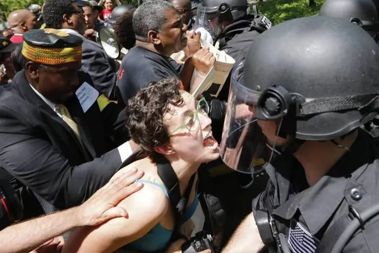 Manifestante grita para policial durante protesto contra McDonald's em Oak Brook, nos EUA (Jim Young/Reuters)