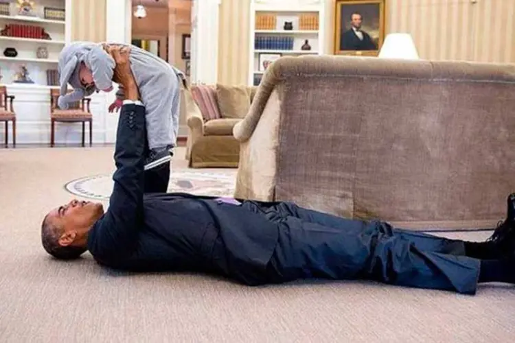 
	Sem reservas: o presidente americano brinca com a filha do conselheiro de Seguran&ccedil;a Nacional, Ben Rhodes.
 (Flickr/ The White House/ Pete Souza)