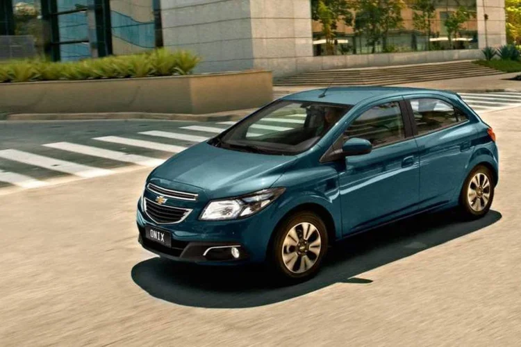 Carros: O carro mais vendido no Brasil segue sendo o Onix, da GM, e foi um dos poucos modelos que teve aumento de vendas no ano (Chevrolet/Divulgação)