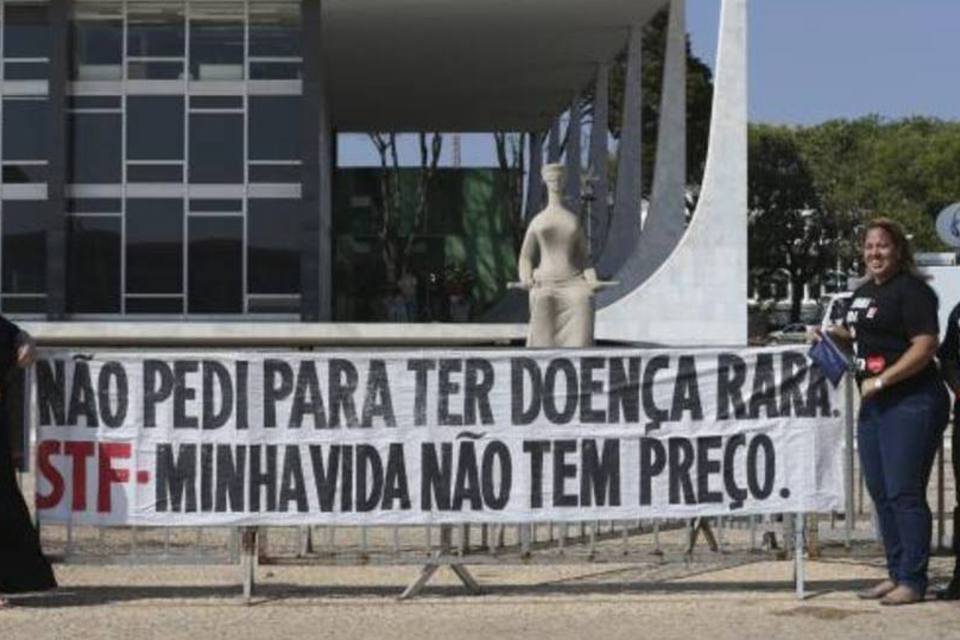 Pacientes com doenças raras fazem vigília em frente ao STF