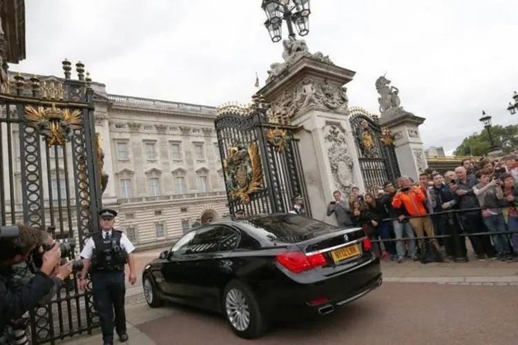 
	Pal&aacute;cio de Buckingham: &quot;Quando ele caiu no ch&atilde;o ele encontrou policiais e foi preso por invas&atilde;o&quot;
 (Paul Hackett / Reuters)