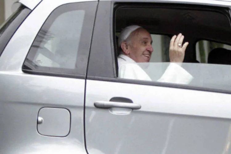 Papa Francisco deixa residência em Sumaré para seguir até Aparecida do Norte, no interior de São Paulo, em 24 de julho de 2013 (Reuters)