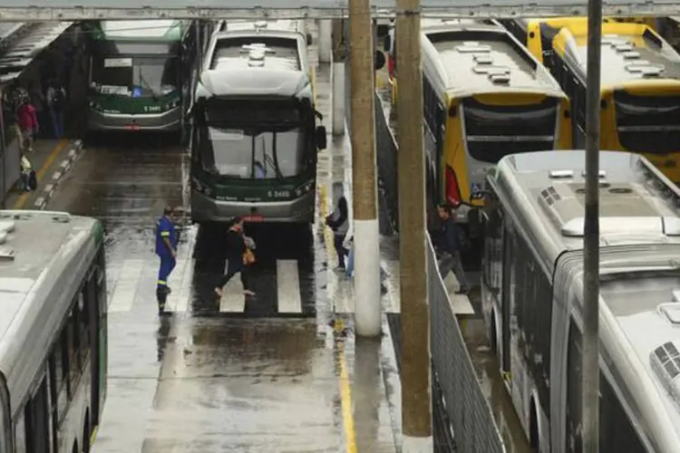 Ônibus: trabalhadores reclamam de atraso salarial (Rovena Rosa/Agência Brasil)