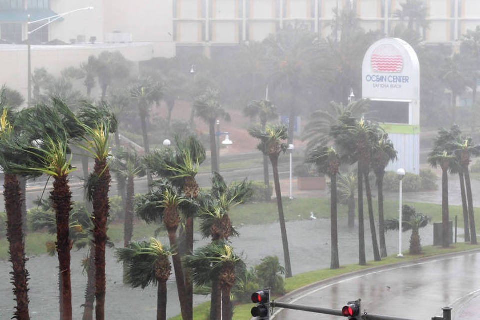 Tempestade Nicole recupera força e pode formar furacão
