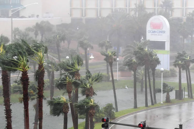 
	Passagem do furac&atilde;o Matthew na Fl&oacute;rida: dez mortos nos Estados Unidos e centenas mais no Haiti
 (Phelan Ebenhack / Reuters)