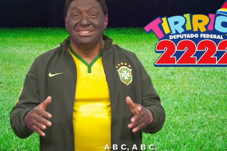 Tiririca aparece vestido de Pelé no horário eleitoral (Reprodução)