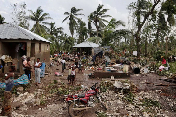 Pessoas em área destruída por passagem do furacão Matthew no Haiti no dia 07/10/2016 (Andres Martinez Casares/Reuters)