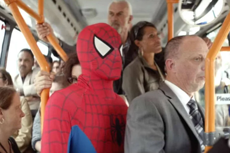 Comercial da Philips: homem se veste de Homem-Aranha em campanha emocionante (Reprodução)