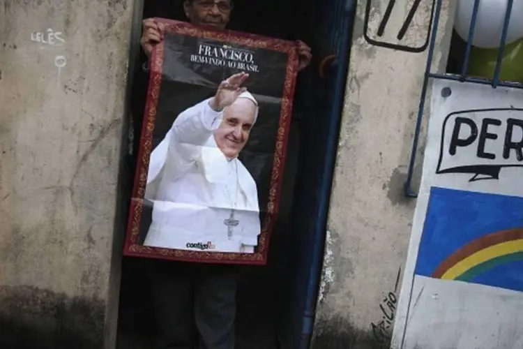 Moradora do Complexo de Manguinhos aguarda Papa Francisco (Pilar Olivares/Reuters)