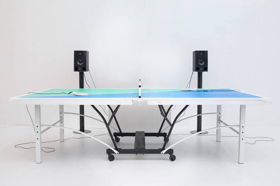 Esta mesa de pingue-pongue toca música no ritmo da partida