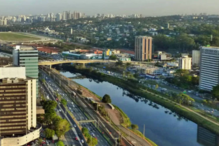
	Marginal Pinheiros: prefeito eleito abriu frente de di&aacute;logo com ciclistas, que argumentaram que h&aacute; pedestres atravessando as marginais em diversos pontos
 (Marcelo Nina)