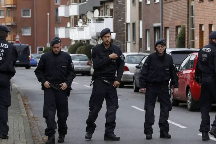 Polícia alemã: dois dos indivíduos presos eram suspeitos de participar do Estado Islâmico, um de apoiar o grupo, e dois de infrações com armas de fogo (Ina Fassbender/Reuters)