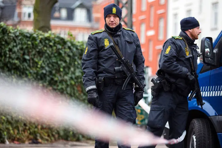 
	Policiais dinamarqueses: todos est&atilde;o situados na ilha de Zel&acirc;ndia (leste do pa&iacute;s)
 (Reuters)