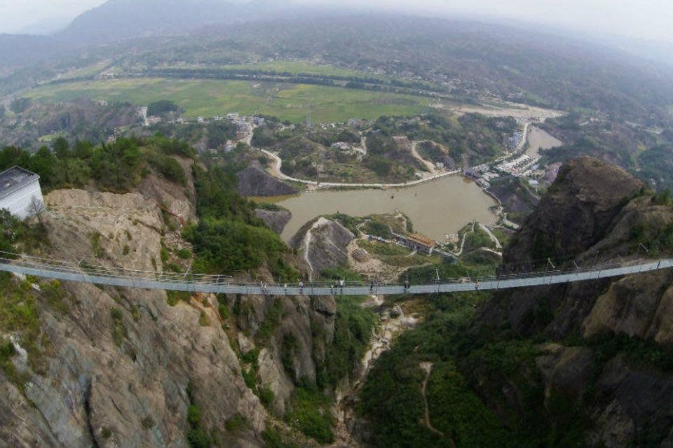 Ponte de vidro a 180 metros do chão é inaugurada na China