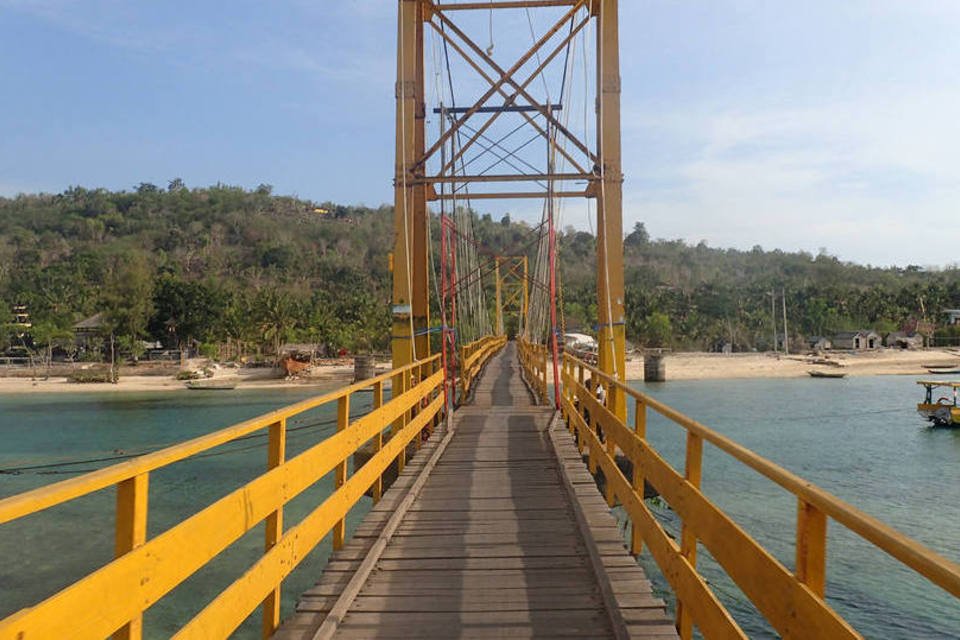 Ponte desaba e mata nove pessoas perto de Bali