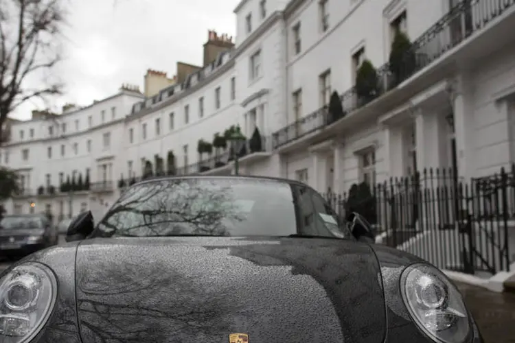 Porsche na frente de casas em Londres (Simon Dawson/Bloomberg)