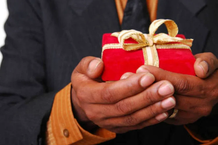 Executivo segurando presente (stock.xchng/Thinkstock)