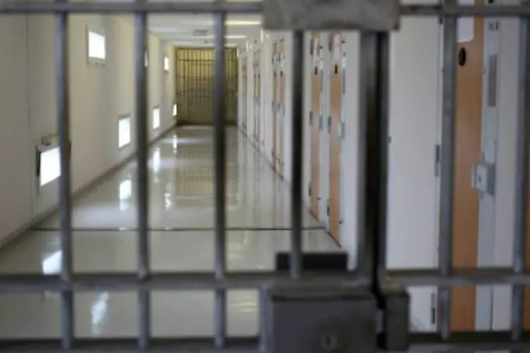Prisões: ontem, na penitenciária de Lucélia, os presos fizeram três defensores reféns e começaram a quebrar as portas dos pavilhões a fim de liberar os demais detentos (Richard Bouhet/AFP)