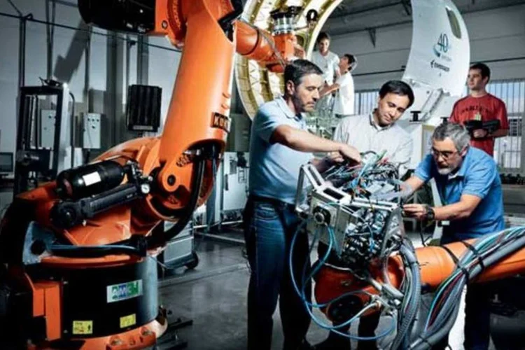 Engenheiros em ação: professores e alunos do ITA desenvolvem robôs para automatizar parte da produção de aviões da Embraer (Germano Lüders/EXAME.com)