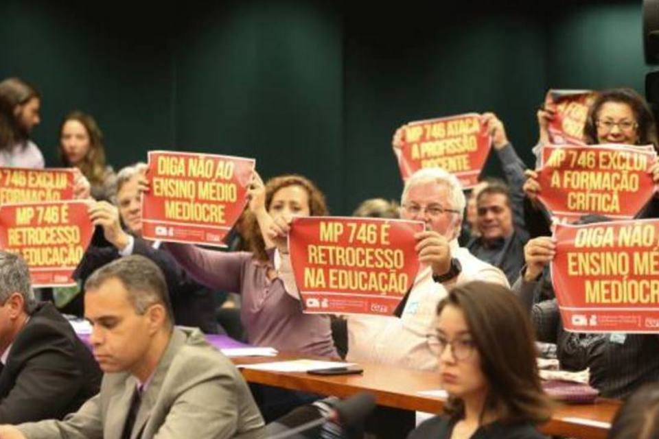 Professores criticam MP do Ensino Médio em audiência pública