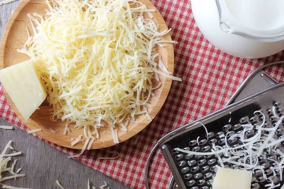 Anvisa proíbe 22 lotes de marca de queijo ralado