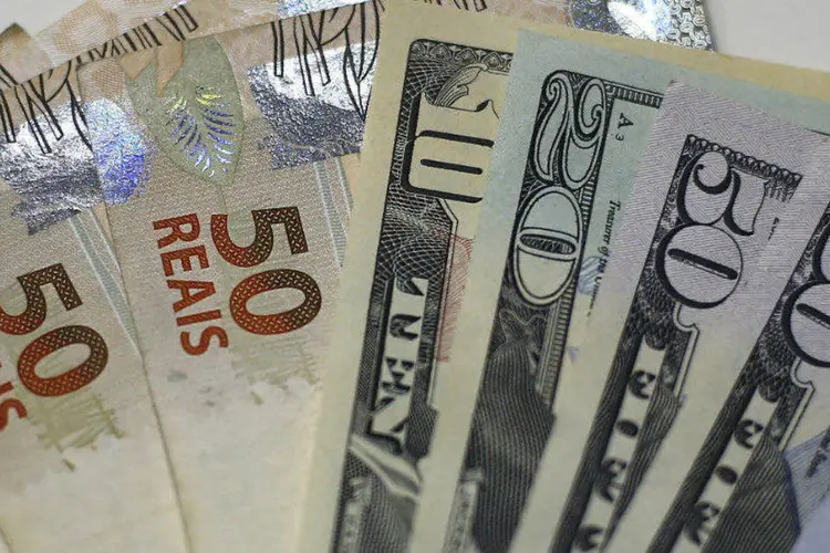 Dólar: o dólar avançou 0,58%, a 3,4135 reais na venda, depois de bater 3,4694 reais na máxima do pregão (Ricardo Moraes/Reuters/Reuters)
