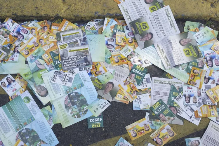 
	Santinhos: o Tribunal Regional Eleitoral (TRE) tamb&eacute;m registrou problemas em 147 urnas, mas todas j&aacute; foram resolvidas
 (SumaiaVillela/Agência Brasil)
