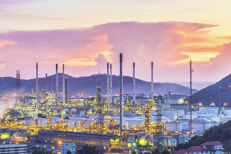 Refinaria de petróleo: projeto pode ajudar o Brasil a ser menos dependente das importações de combustível refinado (Thinkstock/Thinkstock)