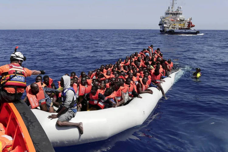 A região do acidente é o principal ponto de saída de embarcações com imigrantes que tentam atravessar o Mediterrâneo para chegar à Itália (Yara Nardi/Italian Red Cross/Handout/Reuters)