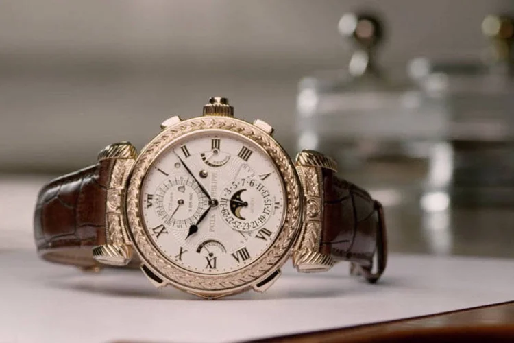 Relógio da Patek Philippe tem caixa dupla-face. Nesta, a função principal é mostrar as horas
 (Reprodução / Site oficial)