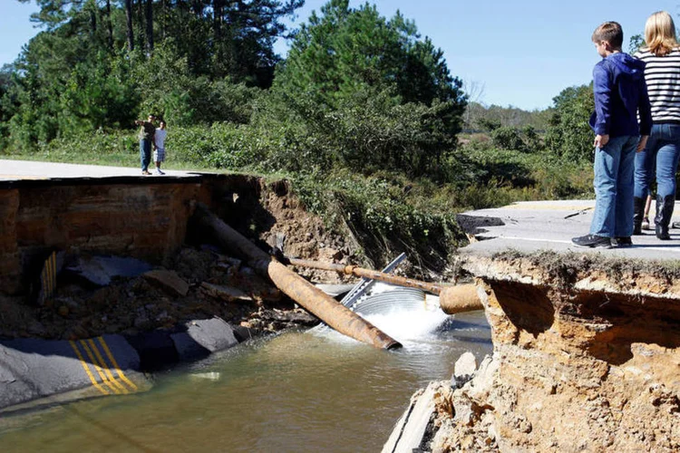 
	Destrui&ccedil;&atilde;o: pelo menos 500 mil clientes n&atilde;o contam com servi&ccedil;o el&eacute;trico no momento
 (Jonathan Drake/Reuters)