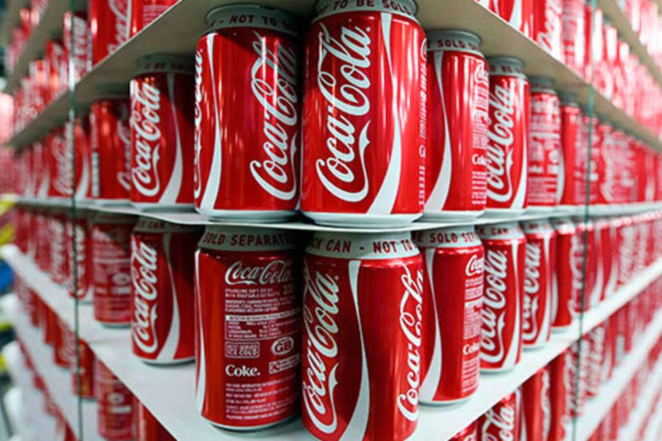 Latas de Coca-Cola: brasileiros tomariam menos refrigerante se preço aumentasse (Chris Ratcliffe/Bloomberg)