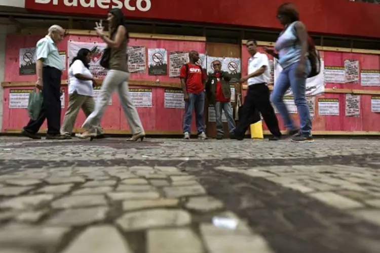 
	Greve: apenas a Caixa rejeitou a proposta e permanece em greve
 (Ricardo Moraes/Reuters)