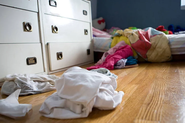 Não jogue as roupas por aí. Invista em um mancebo!
 (Thinkstock)